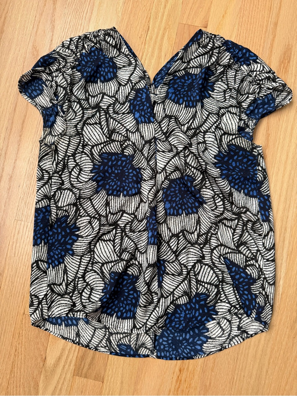 Nic & Zoe Women's Blue Floral Print V-Neck Top